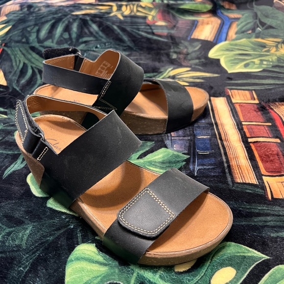 Clarks Black and Tan Women's Sandals - Picture 1 of 4